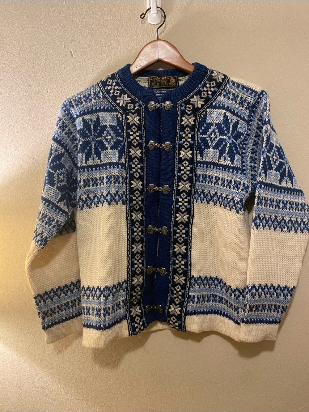 Women’s Vintage Nordstikk Virgin Wool Sweater W Ornate Pewter Clasps Norwegian